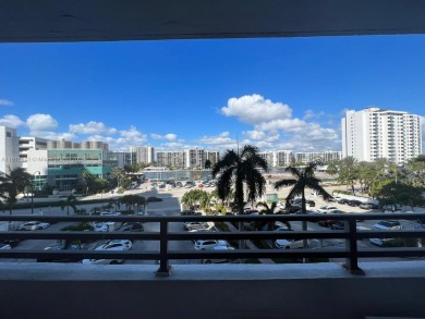 Beach Condo For Sale in Hollywood, Florida