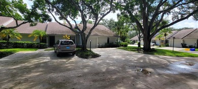 Beach Townhome/Townhouse Active Under Contract in Palm Beach Gardens, Florida