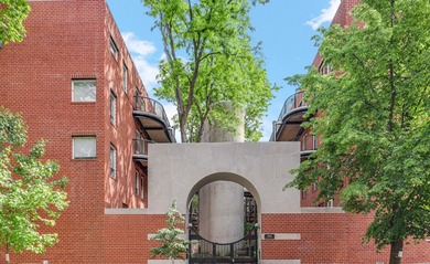 Beach Townhome/Townhouse For Sale in Chicago, Illinois