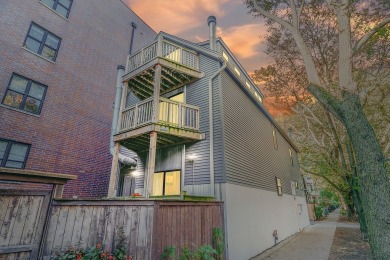 Beach Townhome/Townhouse For Sale in Chicago, Illinois