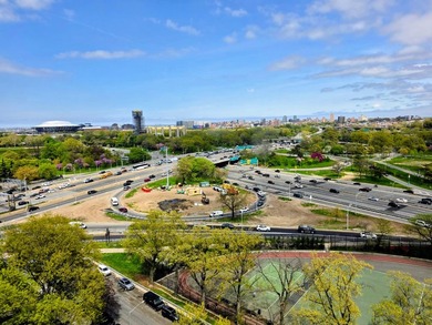 Beach Condo For Sale in Forest Hills, New York