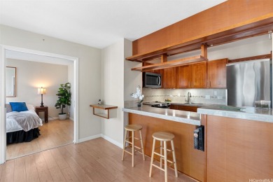 Beach Condo Active Under Contract in Honolulu, Hawaii