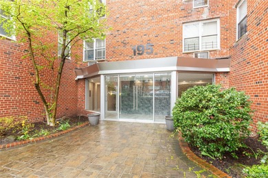 Beach Home For Sale in Great Neck, New York