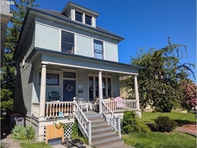 Beach Home For Sale in Astoria, Oregon