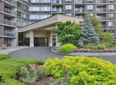 Beach Condo Sale Pending in Bayside, New York