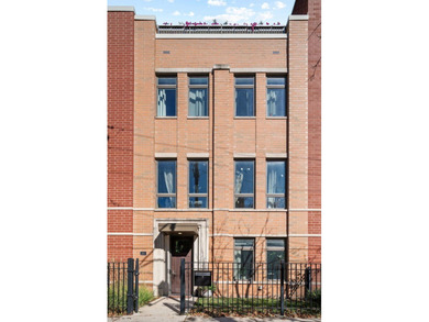 Beach Townhome/Townhouse For Sale in Chicago, Illinois