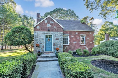 Beach Home For Sale in Wading River, New York