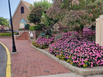 Beach Condo For Sale in Bayside, New York