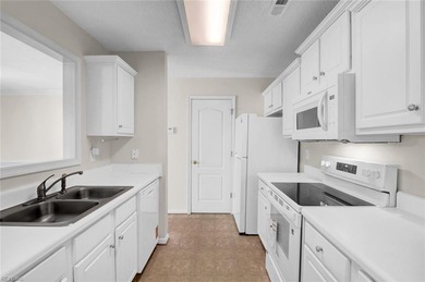 Beach Townhome/Townhouse For Sale in Suffolk, Virginia