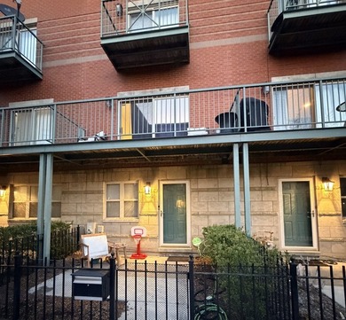 Beach Townhome/Townhouse Active Under Contract in Chicago, Illinois