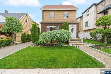 Beach Home For Sale in Fort Lee, New Jersey