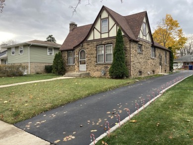 Beach Home Sale Pending in Waukegan, Illinois