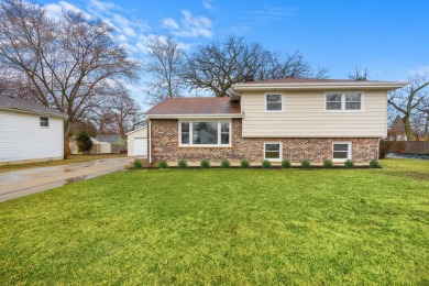 Beach Home For Sale in Winthrop Harbor, Illinois