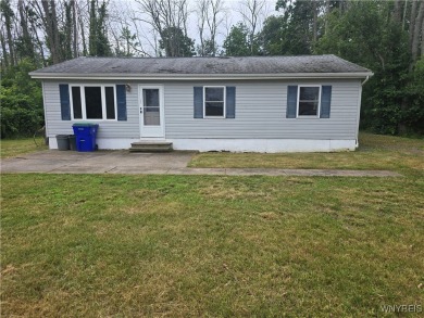 Beach Home For Sale in Lyndonville, New York