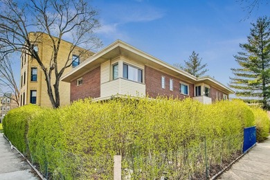 Beach Townhome/Townhouse For Sale in Skokie, Illinois