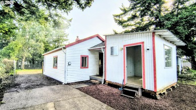 Beach Home For Sale in Coos Bay, Oregon