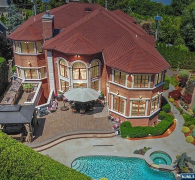 Beach Home For Sale in Fort Lee, New Jersey