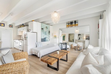 Beach Condo For Sale in South Palm Beach, Florida