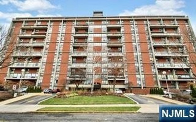 Beach Home For Sale in Fort Lee, New Jersey