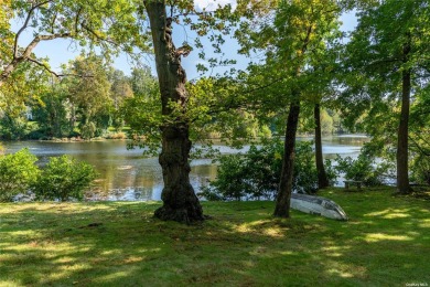 Beach Home For Sale in Lattington, New York