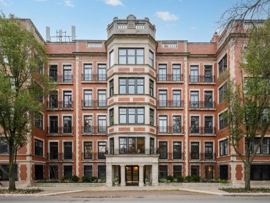Beach Townhome/Townhouse For Sale in Chicago, Illinois