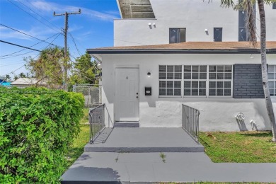 Beach Townhome/Townhouse Sale Pending in Miami Beach, Florida