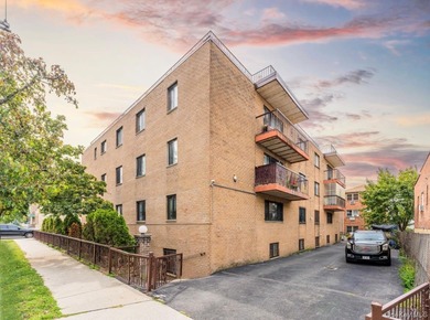 Beach Condo For Sale in Flushing, New York