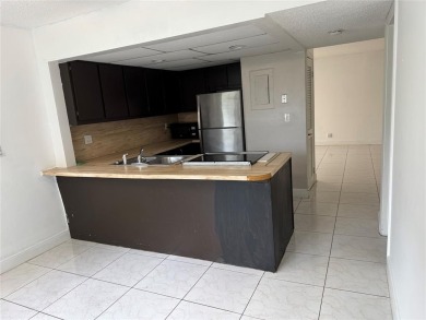 Beach Condo For Sale in Tamarac, Florida