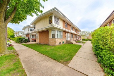 Beach Townhome/Townhouse Active Under Contract in Skokie, Illinois