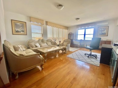 Beach Condo Off Market in Flushing, New York