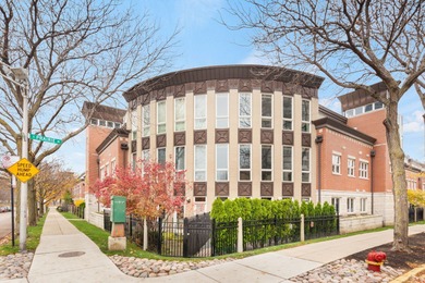 Beach Townhome/Townhouse For Sale in Chicago, Illinois