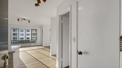 Beach Condo For Sale in Emeryville, California