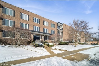 Beach Home Sale Pending in Lake Forest, Illinois