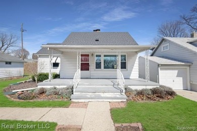 Beach Home Sale Pending in Saint Joseph, Michigan