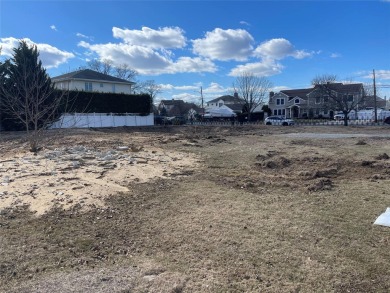 Beach Home Sale Pending in Massapequa, New York