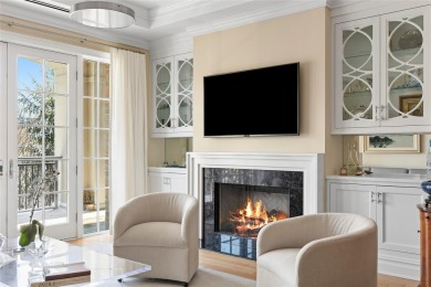 Beach Condo For Sale in North Hills, New York