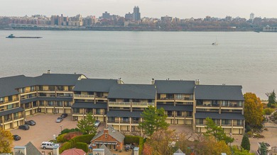 Beach Townhome/Townhouse For Sale in Edgewater, New Jersey