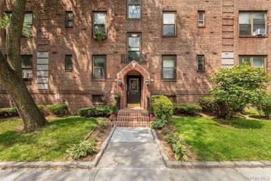 Beach Condo For Sale in East Elmhurst, New York