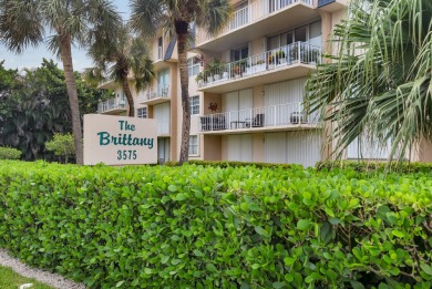 Beach Condo For Sale in South Palm Beach, Florida