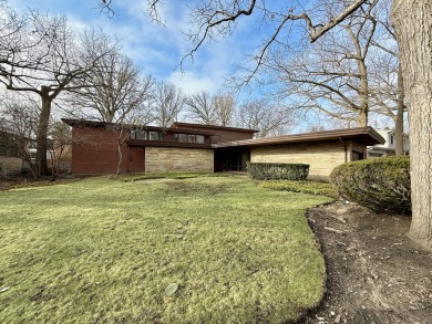 Beach Home Sale Pending in Highland Park, Illinois