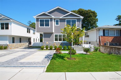 Beach Townhome/Townhouse For Sale in Port Washington, New York