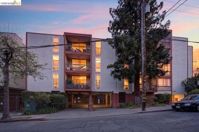 Beach Condo For Sale in Oakland, California