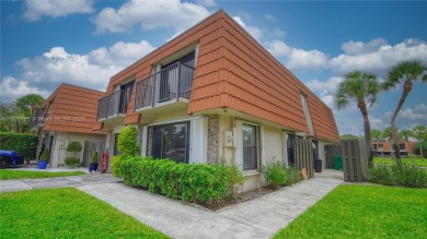 Beach Townhome/Townhouse For Sale in Davie, Florida