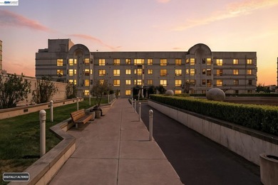 Beach Condo For Sale in Oakland, California