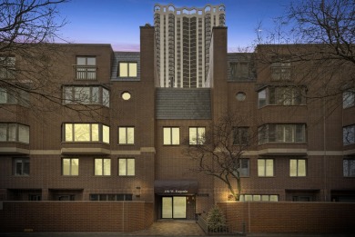 Beach Townhome/Townhouse For Sale in Chicago, Illinois