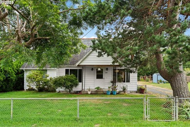 Beach Home For Sale in Hammond, Oregon