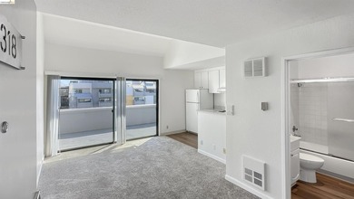 Beach Condo For Sale in Oakland, California