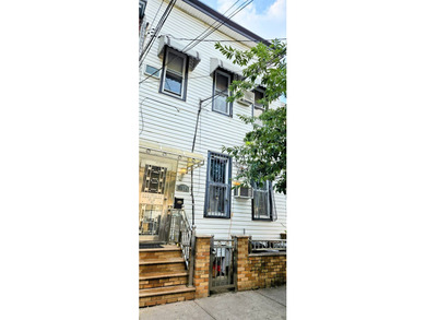 Beach Home For Sale in Long Island City, New York