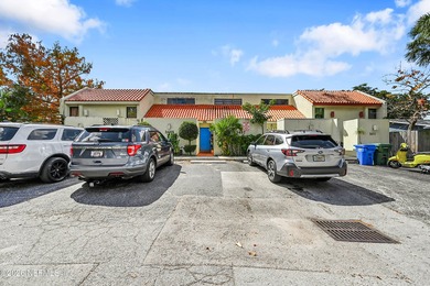 Beach Townhome/Townhouse Active Under Contract in Oakland Park, Florida