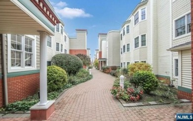 Beach Home For Sale in Edgewater, New Jersey